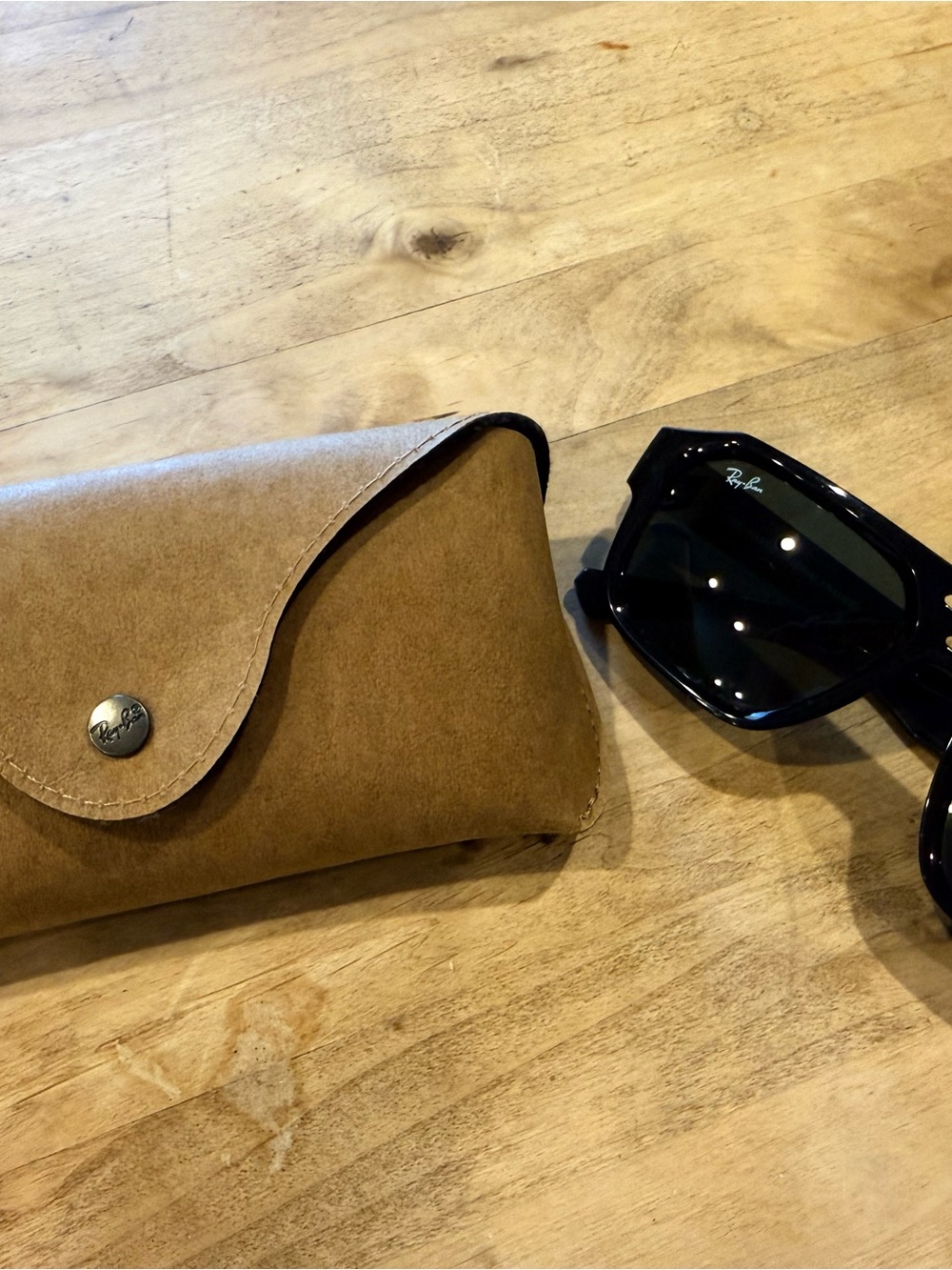 Ray-Ban Black Sunglasses with Brown Case